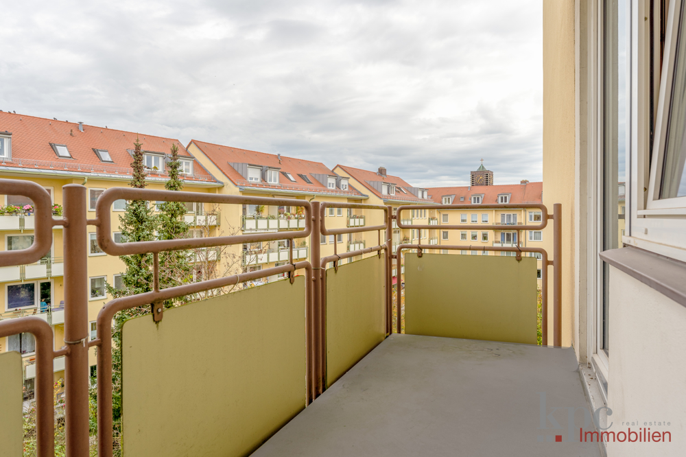 Schwabing-West - Apartment mit sep. Küche u. Balkon! Lift! Solar! Rückgeb.! U-/S-Bahn! Bezug sofort! - Balkon